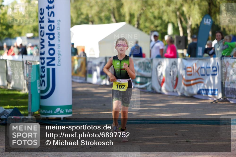 01.09.2024 - 17. Tribühne Triathlon Michael Strokosch http://msf.ph/oto/6897752 01.09.2024 09:54:21 Ziel 102 meine-sportfotos.de