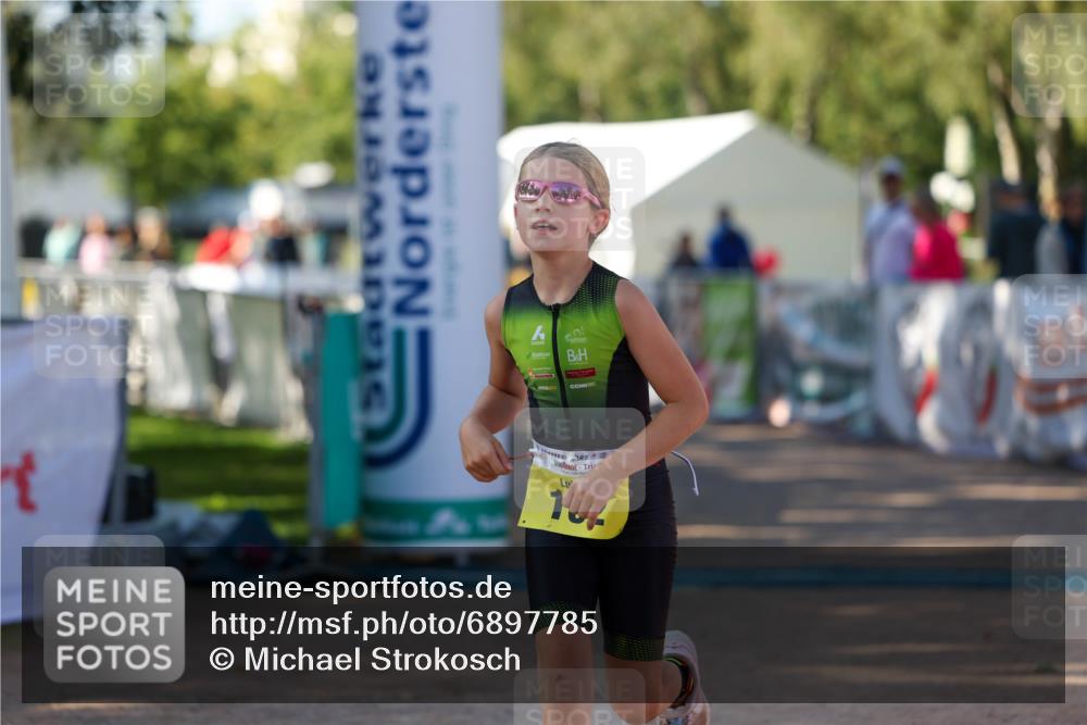 01.09.2024 - 17. Tribühne Triathlon Michael Strokosch http://msf.ph/oto/6897785 01.09.2024 09:54:23 Ziel 102 meine-sportfotos.de
