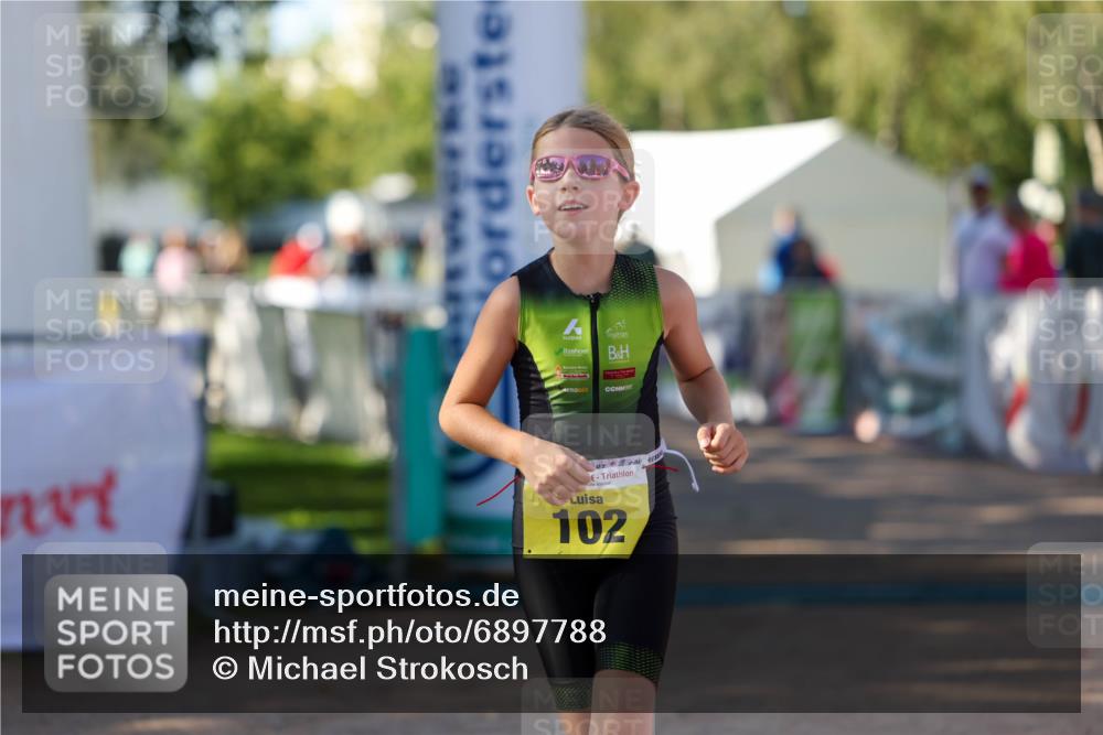 01.09.2024 - 17. Tribühne Triathlon Michael Strokosch http://msf.ph/oto/6897788 01.09.2024 09:54:23 Ziel 102 meine-sportfotos.de