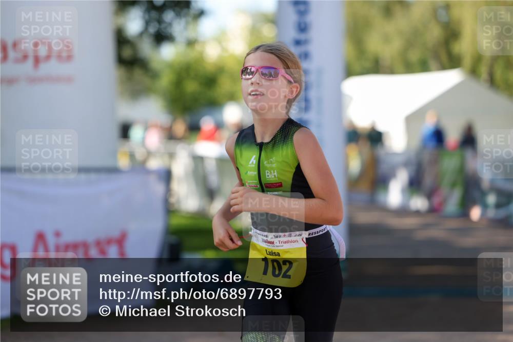 01.09.2024 - 17. Tribühne Triathlon Michael Strokosch http://msf.ph/oto/6897793 01.09.2024 09:54:23 Ziel 102 meine-sportfotos.de