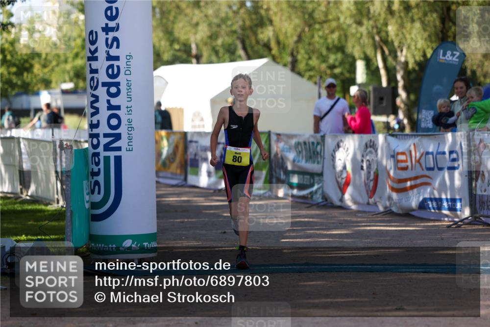01.09.2024 - 17. Tribühne Triathlon Michael Strokosch http://msf.ph/oto/6897803 01.09.2024 09:54:34 Ziel 80 meine-sportfotos.de
