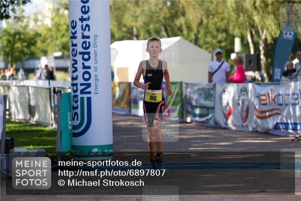 01.09.2024 - 17. Tribühne Triathlon Michael Strokosch http://msf.ph/oto/6897807 01.09.2024 09:54:34 Ziel 80 meine-sportfotos.de