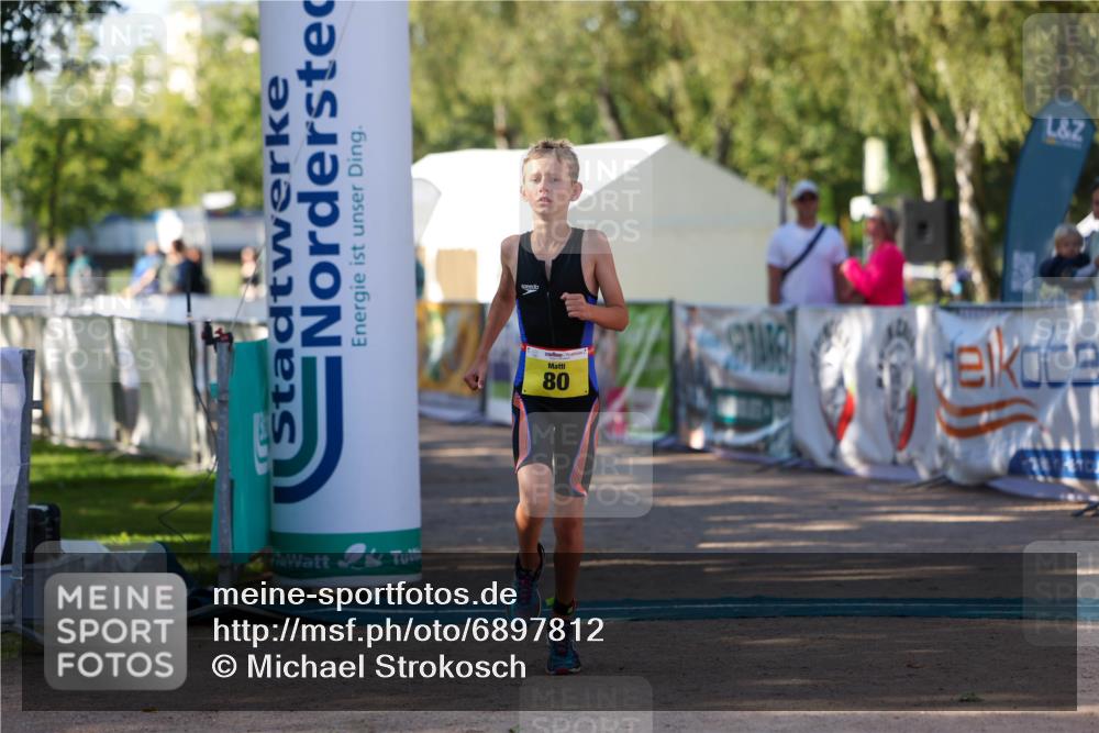 01.09.2024 - 17. Tribühne Triathlon Michael Strokosch http://msf.ph/oto/6897812 01.09.2024 09:54:35 Ziel 80 meine-sportfotos.de