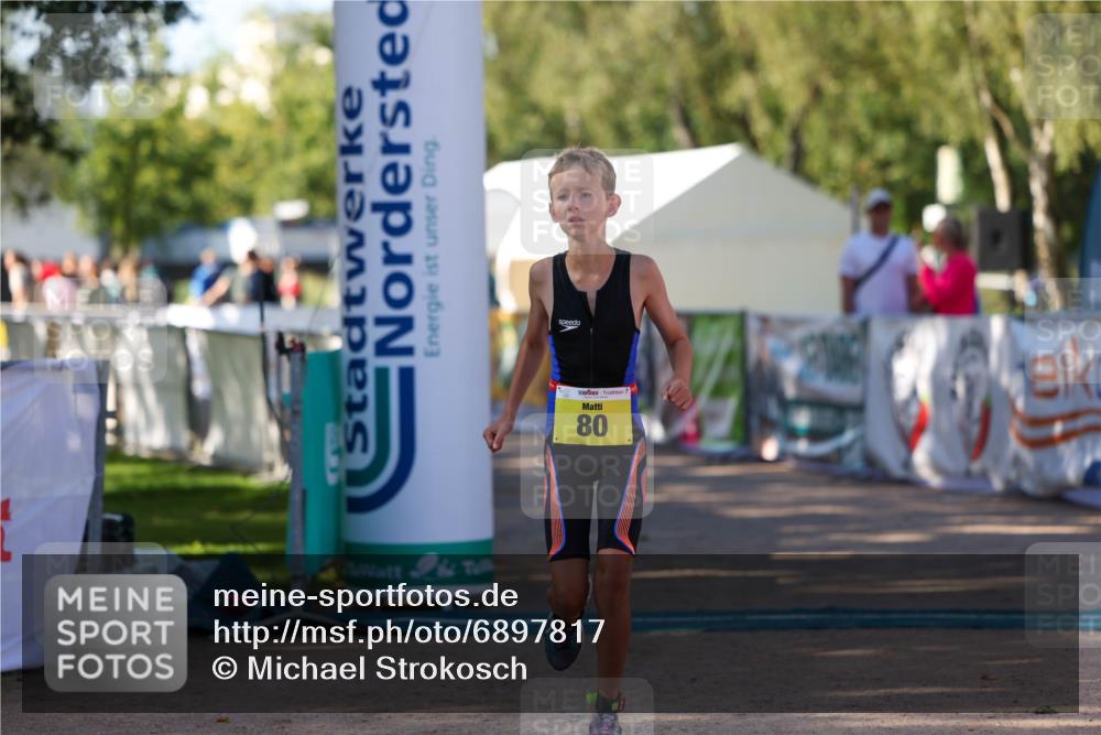 01.09.2024 - 17. Tribühne Triathlon Michael Strokosch http://msf.ph/oto/6897817 01.09.2024 09:54:35 Ziel 80 meine-sportfotos.de