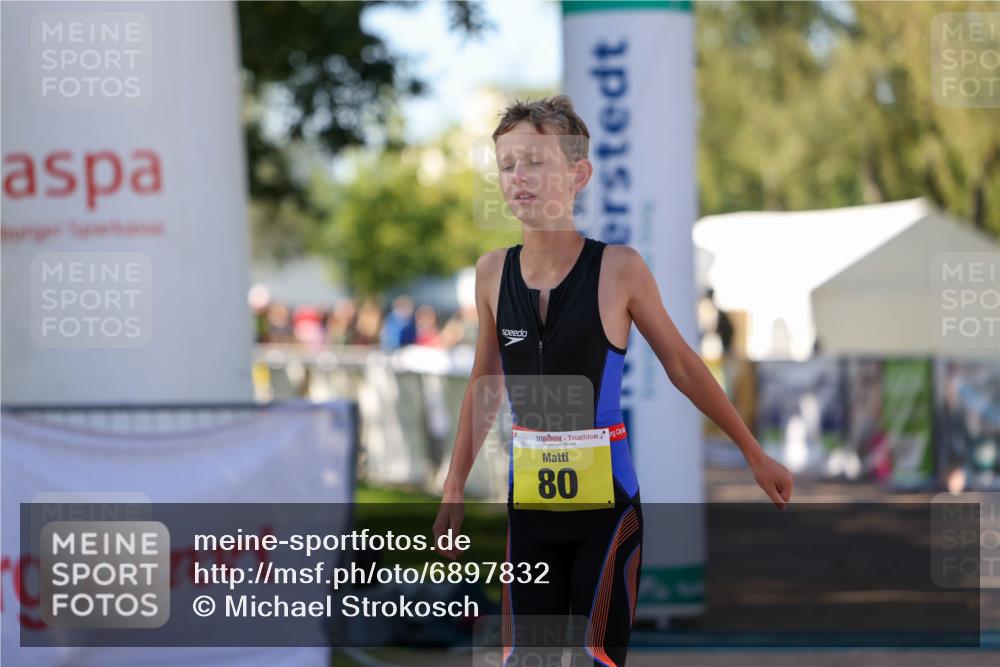 01.09.2024 - 17. Tribühne Triathlon Michael Strokosch http://msf.ph/oto/6897832 01.09.2024 09:54:37 Ziel 80 meine-sportfotos.de