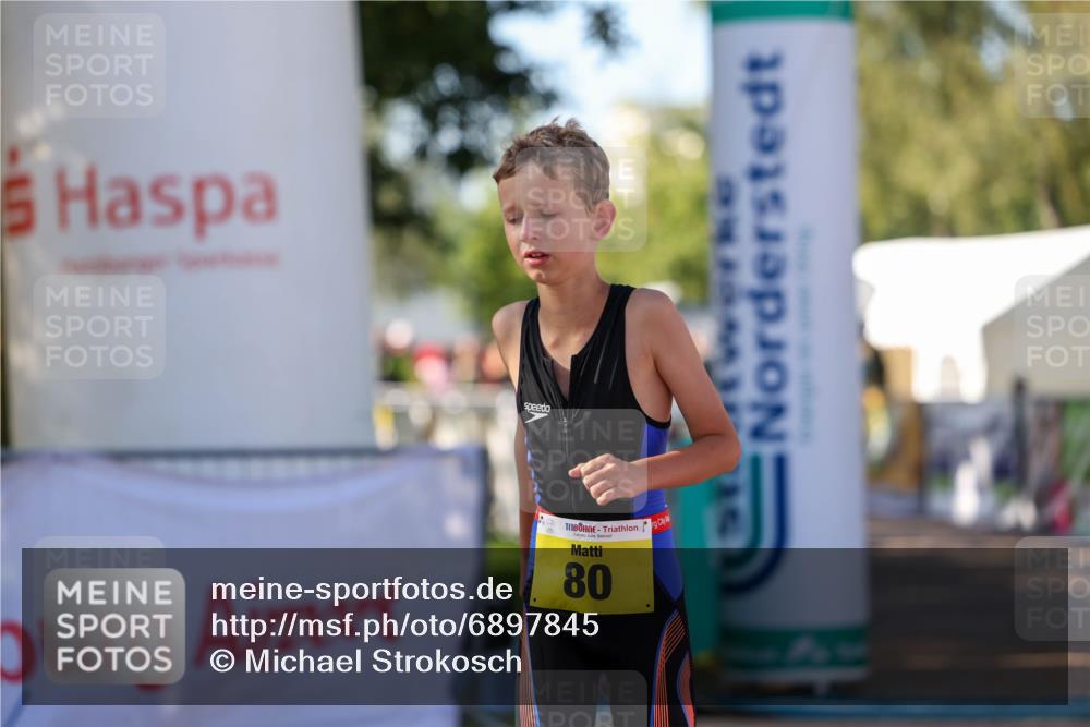 01.09.2024 - 17. Tribühne Triathlon Michael Strokosch http://msf.ph/oto/6897845 01.09.2024 09:54:37 Ziel 80 meine-sportfotos.de
