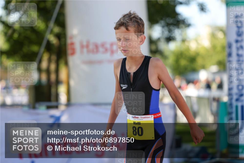 01.09.2024 - 17. Tribühne Triathlon Michael Strokosch http://msf.ph/oto/6897850 01.09.2024 09:54:38 Ziel 80 meine-sportfotos.de