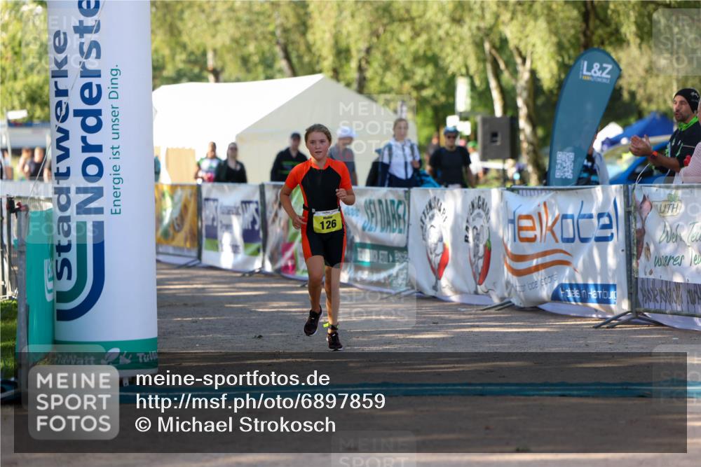 01.09.2024 - 17. Tribühne Triathlon Michael Strokosch http://msf.ph/oto/6897859 01.09.2024 09:55:03 Ziel 126 meine-sportfotos.de
