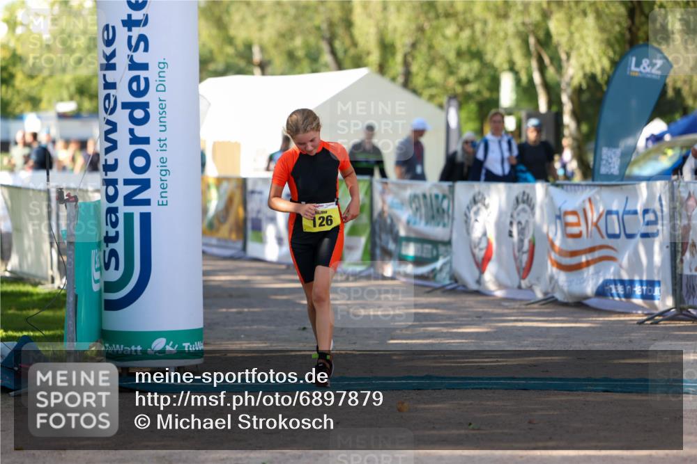 01.09.2024 - 17. Tribühne Triathlon Michael Strokosch http://msf.ph/oto/6897879 01.09.2024 09:55:04 Ziel 126 meine-sportfotos.de