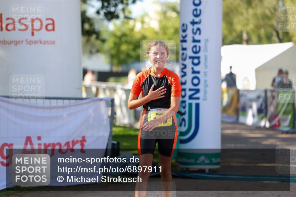 01.09.2024 - 17. Tribühne Triathlon Michael Strokosch http://msf.ph/oto/6897911 01.09.2024 09:55:06 Ziel 126 meine-sportfotos.de