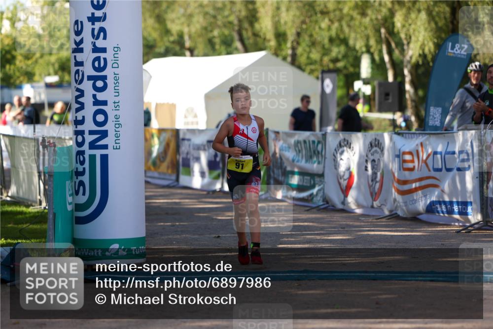 01.09.2024 - 17. Tribühne Triathlon Michael Strokosch http://msf.ph/oto/6897986 01.09.2024 09:55:20 Ziel 91 meine-sportfotos.de
