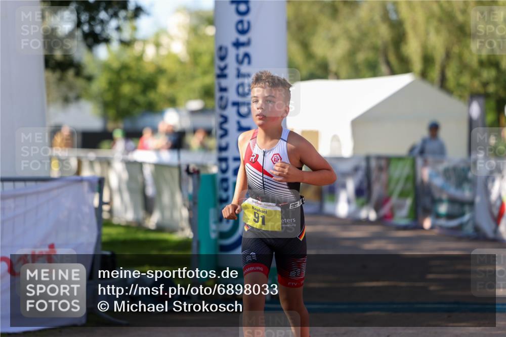 01.09.2024 - 17. Tribühne Triathlon Michael Strokosch http://msf.ph/oto/6898033 01.09.2024 09:55:22 Ziel 91 meine-sportfotos.de