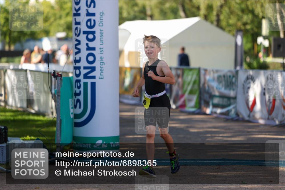 01.09.2024 - 17. Tribühne Triathlon Michael Strokosch http://msf.ph/oto/6898365 01.09.2024 09:57:20 Ziel 69 meine-sportfotos.de