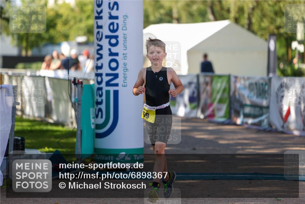 01.09.2024 - 17. Tribühne Triathlon Michael Strokosch http://msf.ph/oto/6898367 01.09.2024 09:57:20 Ziel 69 meine-sportfotos.de
