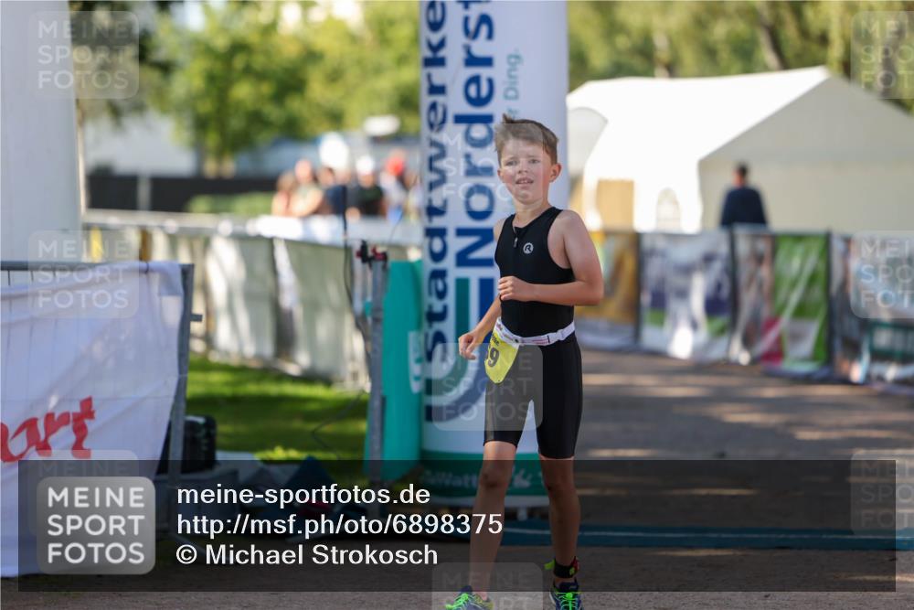 01.09.2024 - 17. Tribühne Triathlon Michael Strokosch http://msf.ph/oto/6898375 01.09.2024 09:57:21 Ziel 69 meine-sportfotos.de