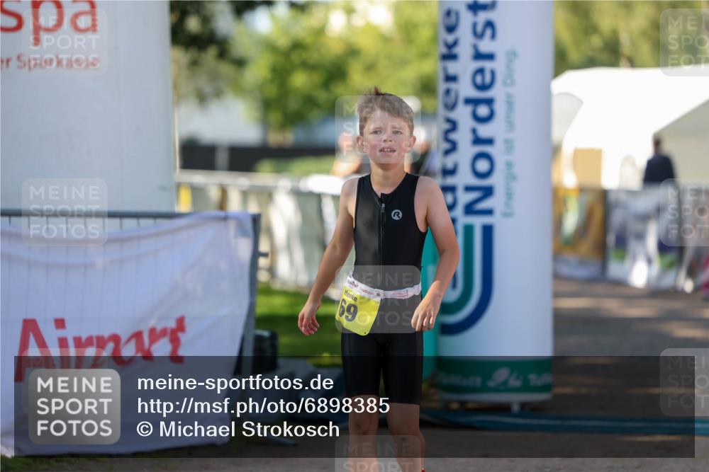 01.09.2024 - 17. Tribühne Triathlon Michael Strokosch http://msf.ph/oto/6898385 01.09.2024 09:57:22 Ziel 69 meine-sportfotos.de