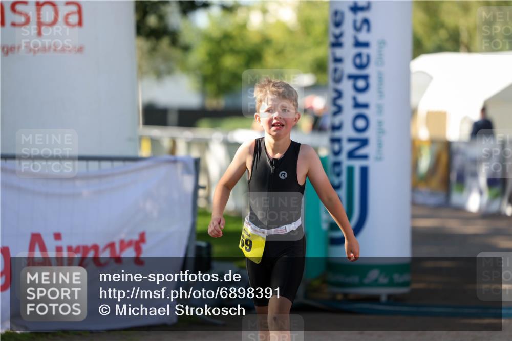 01.09.2024 - 17. Tribühne Triathlon Michael Strokosch http://msf.ph/oto/6898391 01.09.2024 09:57:22 Ziel 69 meine-sportfotos.de