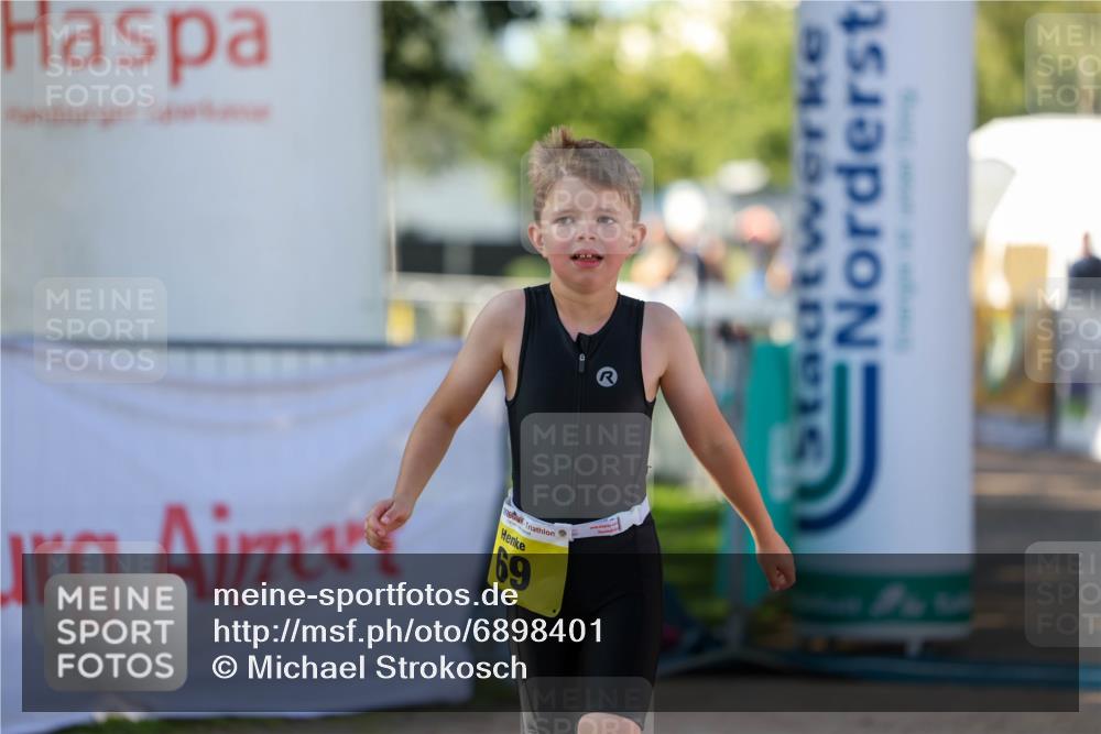 01.09.2024 - 17. Tribühne Triathlon Michael Strokosch http://msf.ph/oto/6898401 01.09.2024 09:57:23 Ziel 69 meine-sportfotos.de