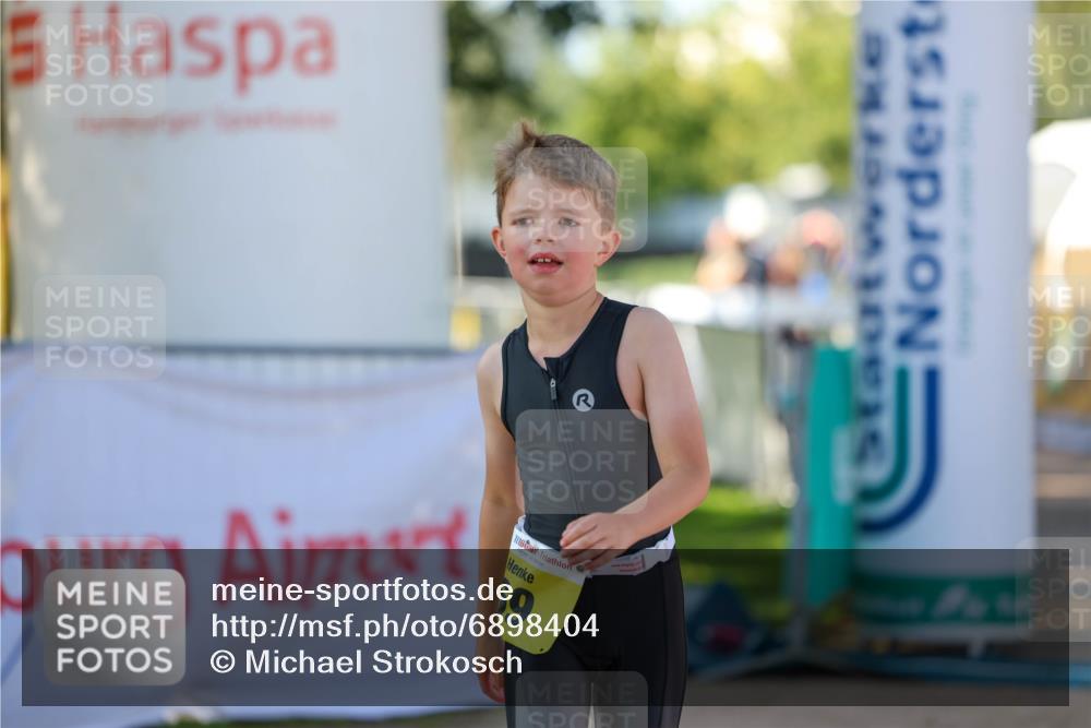 01.09.2024 - 17. Tribühne Triathlon Michael Strokosch http://msf.ph/oto/6898404 01.09.2024 09:57:23 Ziel 69 meine-sportfotos.de