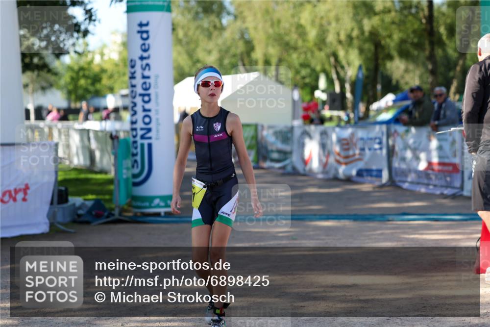 01.09.2024 - 17. Tribühne Triathlon Michael Strokosch http://msf.ph/oto/6898425 01.09.2024 09:59:00 Ziel 101 meine-sportfotos.de
