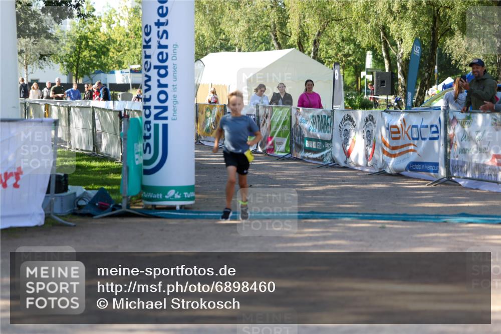 01.09.2024 - 17. Tribühne Triathlon Michael Strokosch http://msf.ph/oto/6898460 01.09.2024 10:01:21 Ziel 120 meine-sportfotos.de