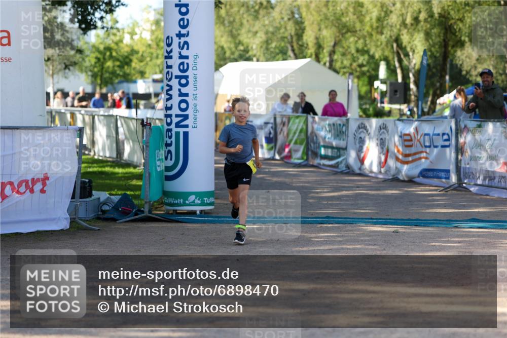 01.09.2024 - 17. Tribühne Triathlon Michael Strokosch http://msf.ph/oto/6898470 01.09.2024 10:01:21 Ziel 120 meine-sportfotos.de