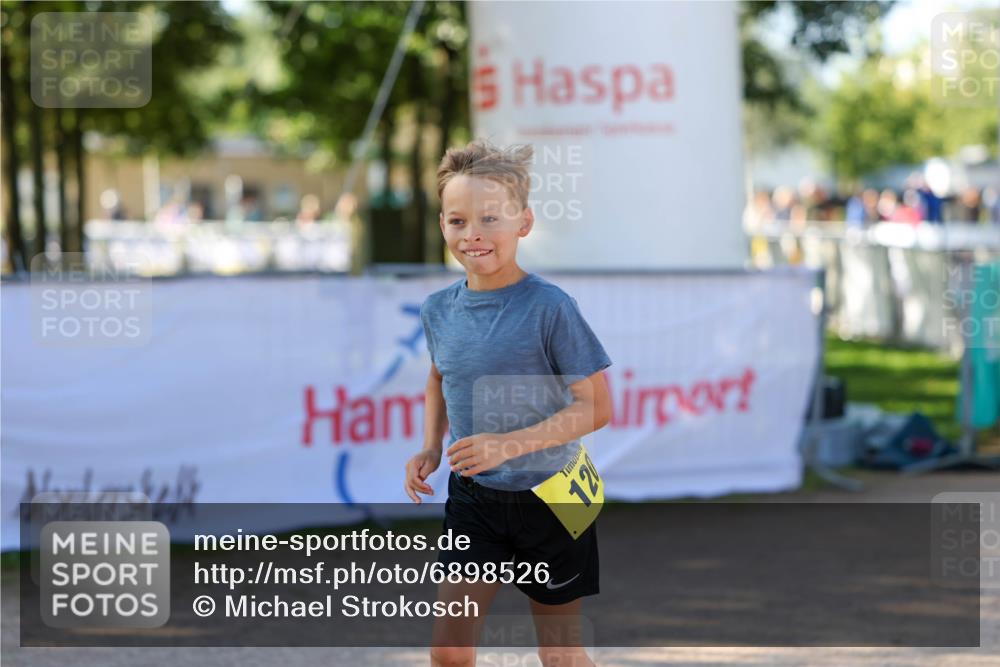 01.09.2024 - 17. Tribühne Triathlon Michael Strokosch http://msf.ph/oto/6898526 01.09.2024 10:01:24 Ziel 120 meine-sportfotos.de