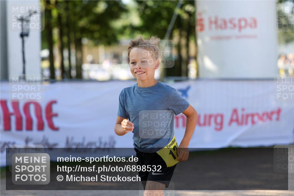 01.09.2024 - 17. Tribühne Triathlon Michael Strokosch http://msf.ph/oto/6898532 01.09.2024 10:01:24 Ziel 120 meine-sportfotos.de