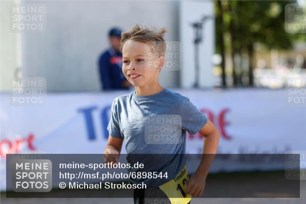 01.09.2024 - 17. Tribühne Triathlon Michael Strokosch http://msf.ph/oto/6898544 01.09.2024 10:01:25 Ziel 120 meine-sportfotos.de