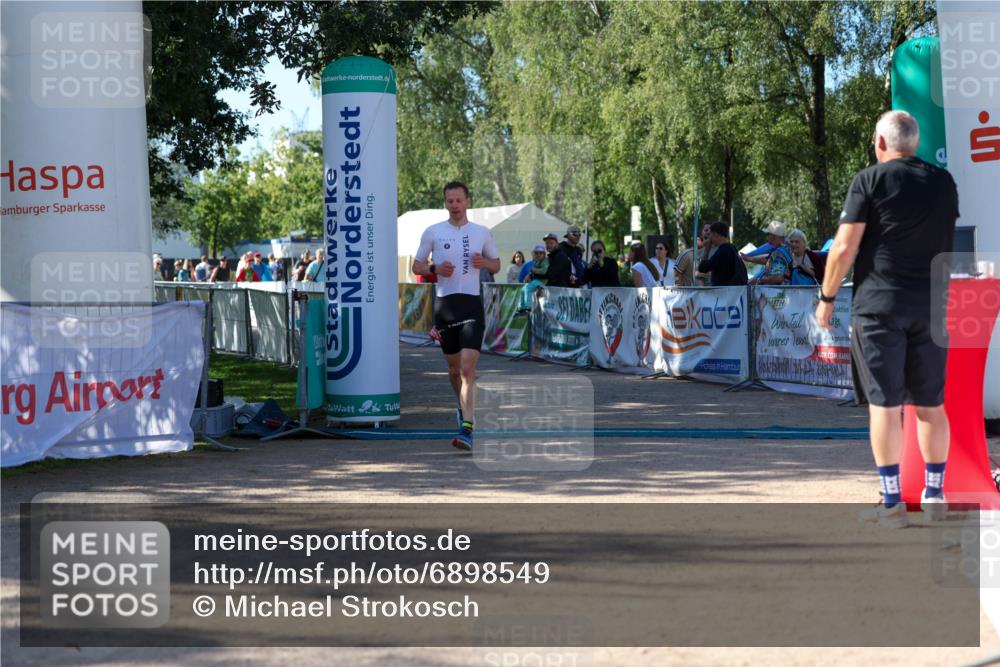 01.09.2024 - 17. Tribühne Triathlon Michael Strokosch http://msf.ph/oto/6898549 01.09.2024 10:39:38 Ziel 1075 meine-sportfotos.de