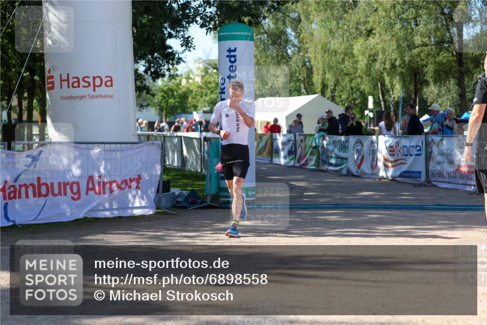01.09.2024 - 17. Tribühne Triathlon Michael Strokosch http://msf.ph/oto/6898558 01.09.2024 10:39:39 Ziel 1075 meine-sportfotos.de