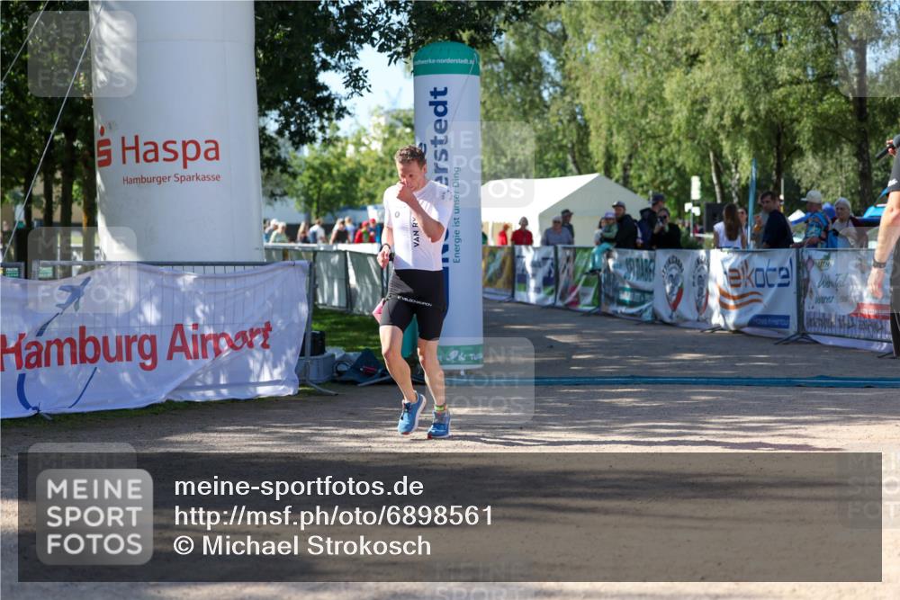 01.09.2024 - 17. Tribühne Triathlon Michael Strokosch http://msf.ph/oto/6898561 01.09.2024 10:39:39 Ziel 1075 meine-sportfotos.de