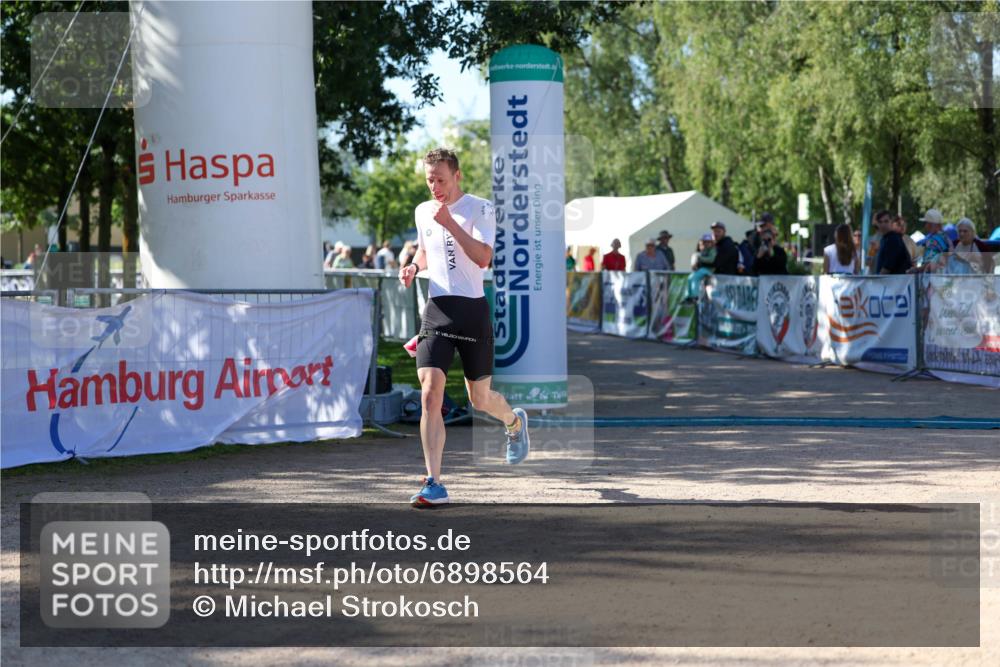 01.09.2024 - 17. Tribühne Triathlon Michael Strokosch http://msf.ph/oto/6898564 01.09.2024 10:39:39 Ziel 1075 meine-sportfotos.de