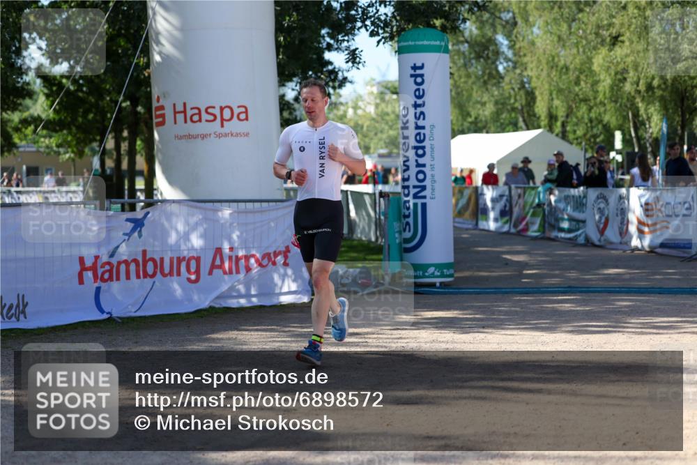 01.09.2024 - 17. Tribühne Triathlon Michael Strokosch http://msf.ph/oto/6898572 01.09.2024 10:39:39 Ziel 1075 meine-sportfotos.de