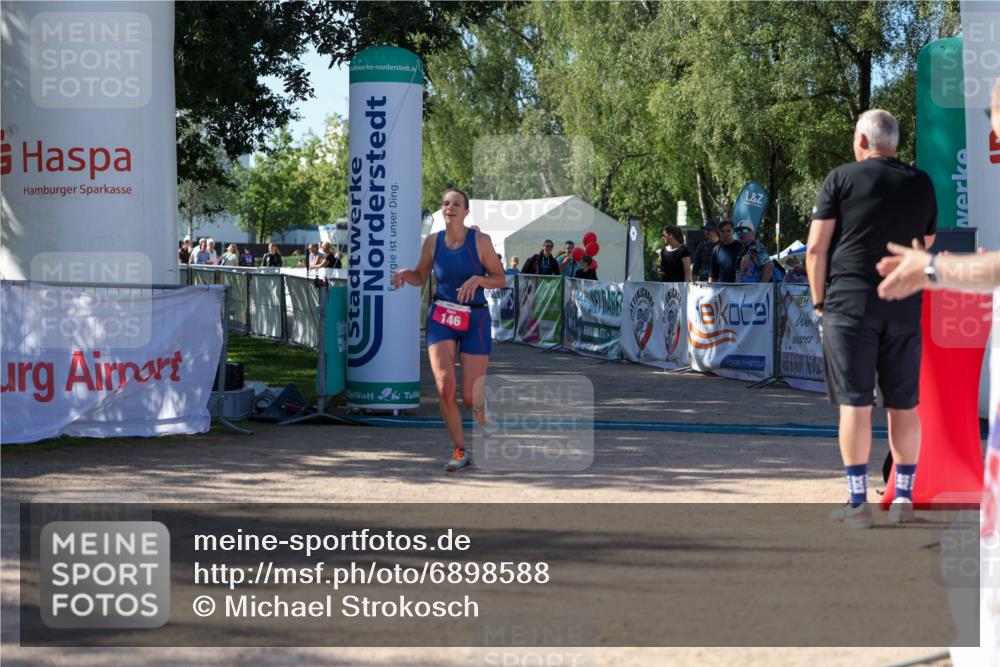 01.09.2024 - 17. Tribühne Triathlon Michael Strokosch http://msf.ph/oto/6898588 01.09.2024 10:43:43 Ziel 146 meine-sportfotos.de