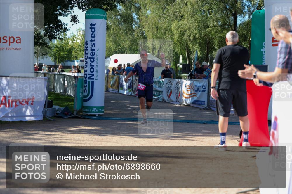 01.09.2024 - 17. Tribühne Triathlon Michael Strokosch http://msf.ph/oto/6898660 01.09.2024 10:44:45 Ziel 1077 meine-sportfotos.de