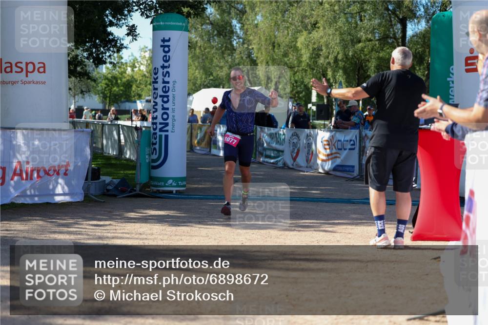 01.09.2024 - 17. Tribühne Triathlon Michael Strokosch http://msf.ph/oto/6898672 01.09.2024 10:44:46 Ziel 1077 meine-sportfotos.de
