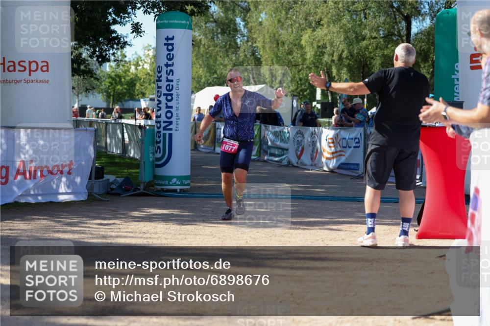 01.09.2024 - 17. Tribühne Triathlon Michael Strokosch http://msf.ph/oto/6898676 01.09.2024 10:44:46 Ziel 1077 meine-sportfotos.de