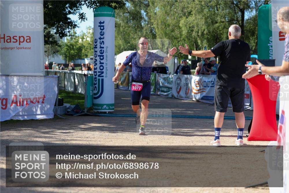 01.09.2024 - 17. Tribühne Triathlon Michael Strokosch http://msf.ph/oto/6898678 01.09.2024 10:44:46 Ziel 1077 meine-sportfotos.de