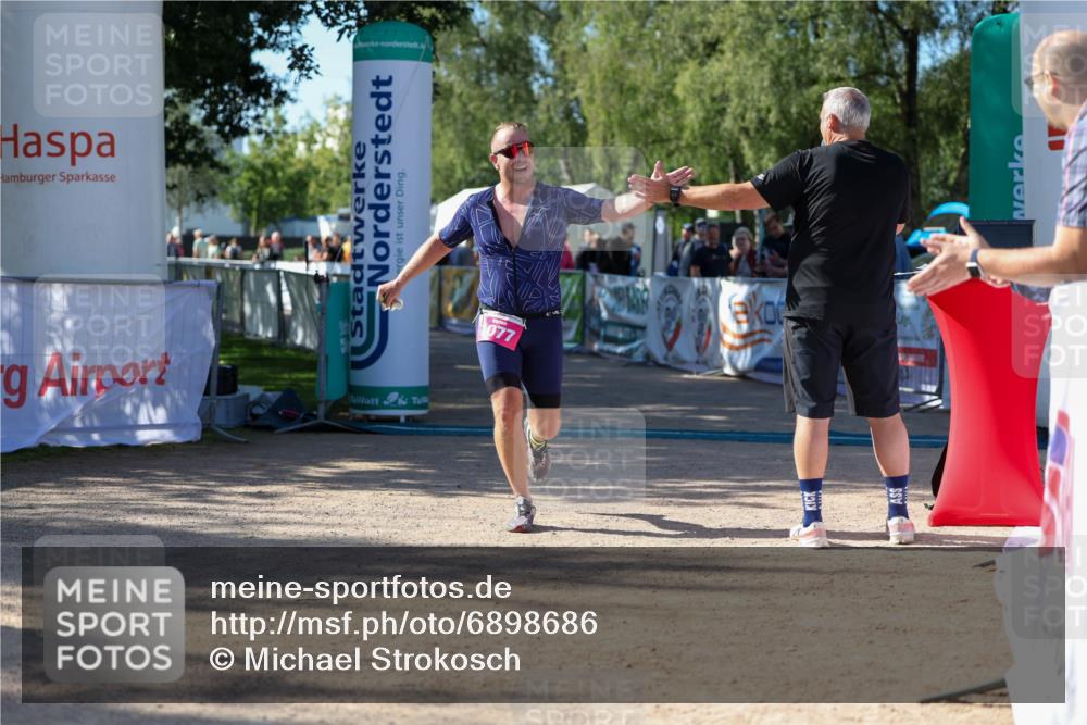01.09.2024 - 17. Tribühne Triathlon Michael Strokosch http://msf.ph/oto/6898686 01.09.2024 10:44:47 Ziel 1077 meine-sportfotos.de