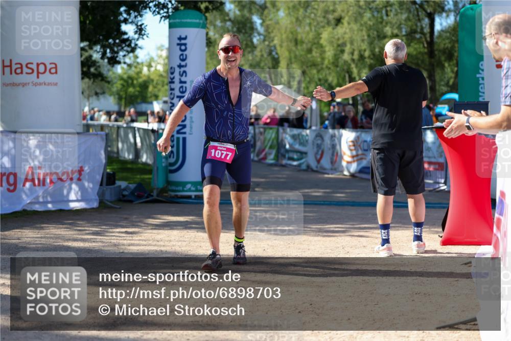 01.09.2024 - 17. Tribühne Triathlon Michael Strokosch http://msf.ph/oto/6898703 01.09.2024 10:44:47 Ziel 1077 meine-sportfotos.de