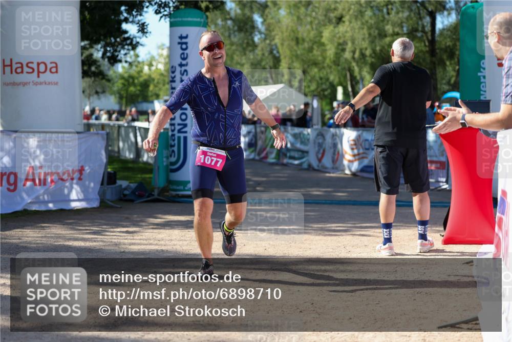 01.09.2024 - 17. Tribühne Triathlon Michael Strokosch http://msf.ph/oto/6898710 01.09.2024 10:44:47 Ziel 1077 meine-sportfotos.de