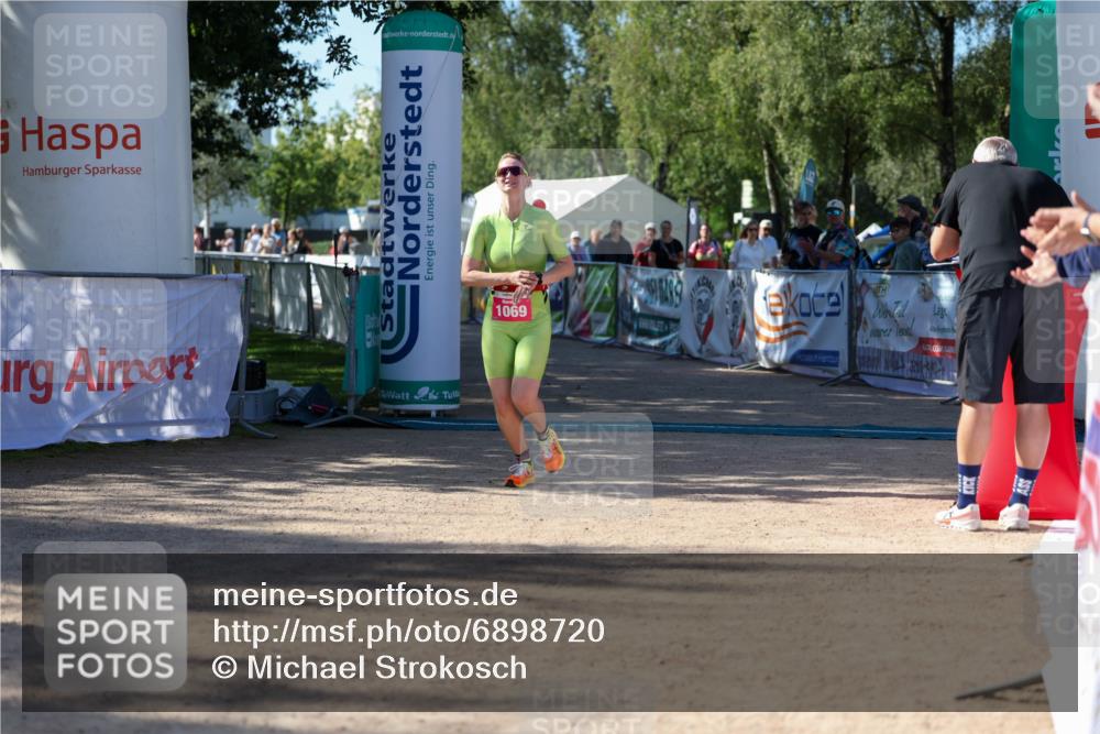 01.09.2024 - 17. Tribühne Triathlon Michael Strokosch http://msf.ph/oto/6898720 01.09.2024 10:45:35 Ziel 1069 meine-sportfotos.de