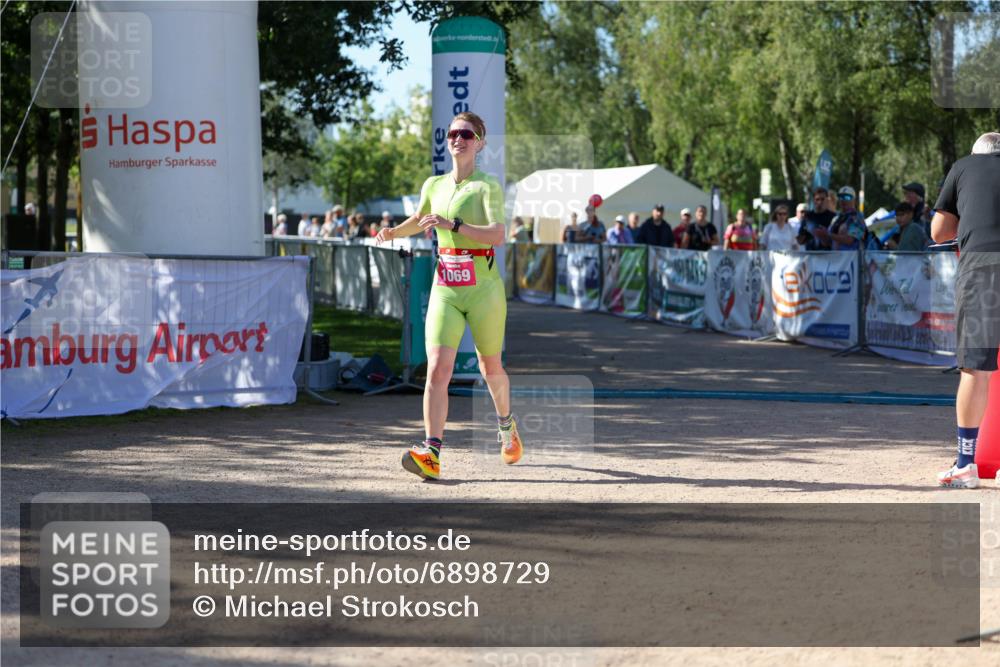 01.09.2024 - 17. Tribühne Triathlon Michael Strokosch http://msf.ph/oto/6898729 01.09.2024 10:45:36 Ziel 1069 meine-sportfotos.de