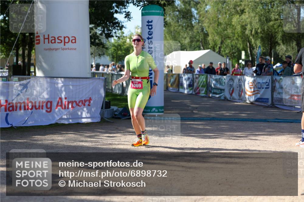 01.09.2024 - 17. Tribühne Triathlon Michael Strokosch http://msf.ph/oto/6898732 01.09.2024 10:45:36 Ziel 1069 meine-sportfotos.de