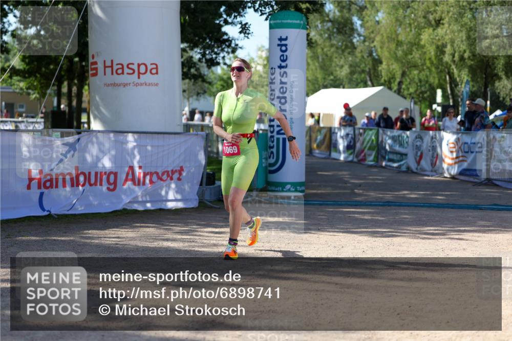 01.09.2024 - 17. Tribühne Triathlon Michael Strokosch http://msf.ph/oto/6898741 01.09.2024 10:45:36 Ziel 1069 meine-sportfotos.de