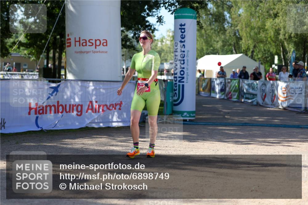 01.09.2024 - 17. Tribühne Triathlon Michael Strokosch http://msf.ph/oto/6898749 01.09.2024 10:45:36 Ziel 1069 meine-sportfotos.de