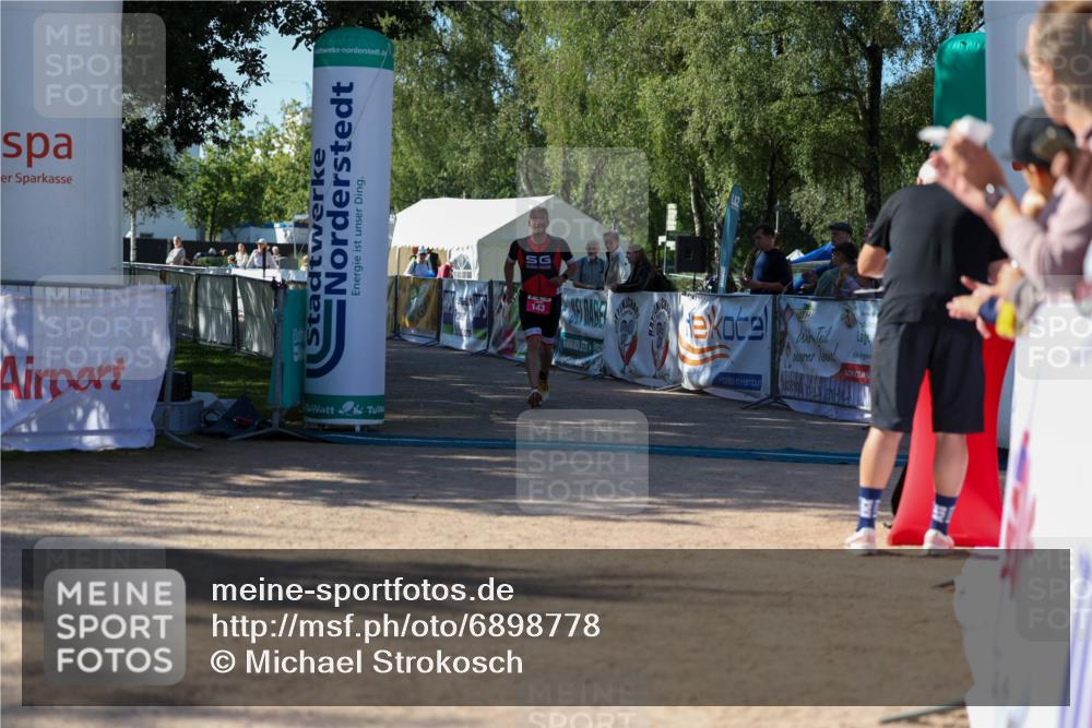 01.09.2024 - 17. Tribühne Triathlon Michael Strokosch http://msf.ph/oto/6898778 01.09.2024 10:46:50 Ziel 143 meine-sportfotos.de