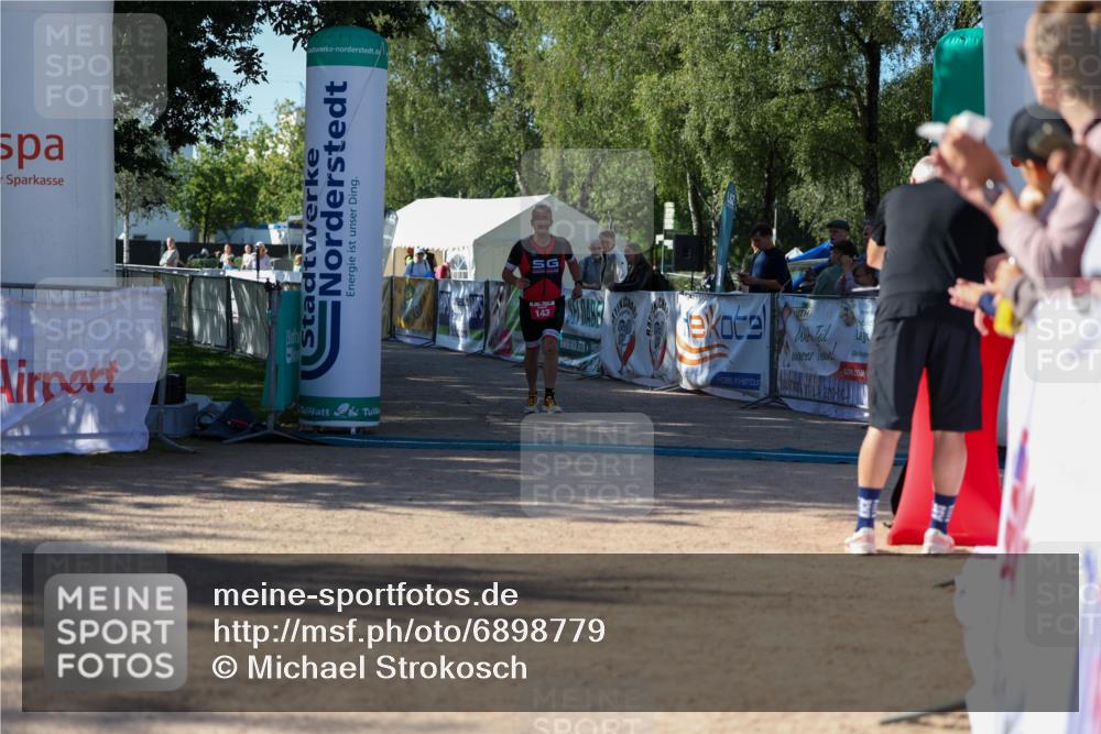 01.09.2024 - 17. Tribühne Triathlon Michael Strokosch http://msf.ph/oto/6898779 01.09.2024 10:46:51 Ziel 143 meine-sportfotos.de