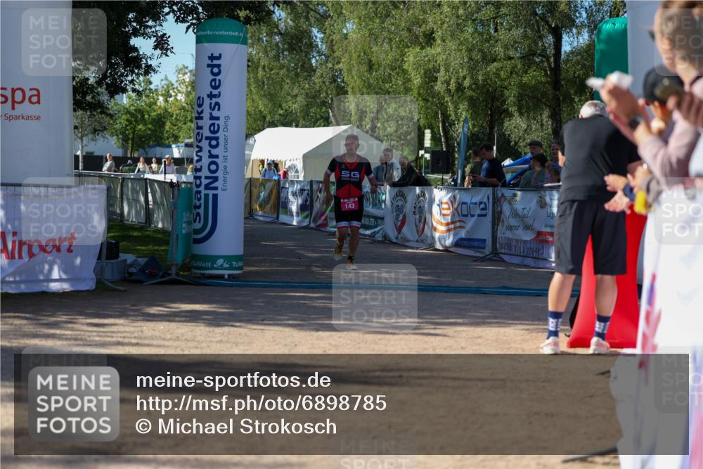 01.09.2024 - 17. Tribühne Triathlon Michael Strokosch http://msf.ph/oto/6898785 01.09.2024 10:46:51 Ziel 143 meine-sportfotos.de